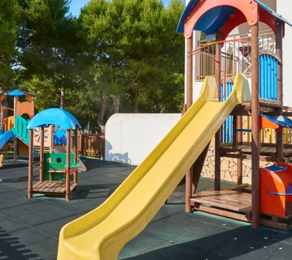 Parque de juegos para niños Hotel Cala d’Or Playa Cala d'Or