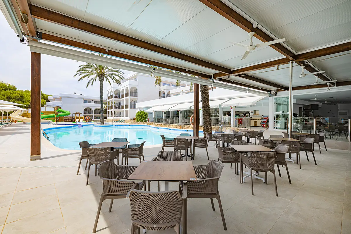 Terraza cubierta junto a la piscina en Hotel Cala d’Or Playa
