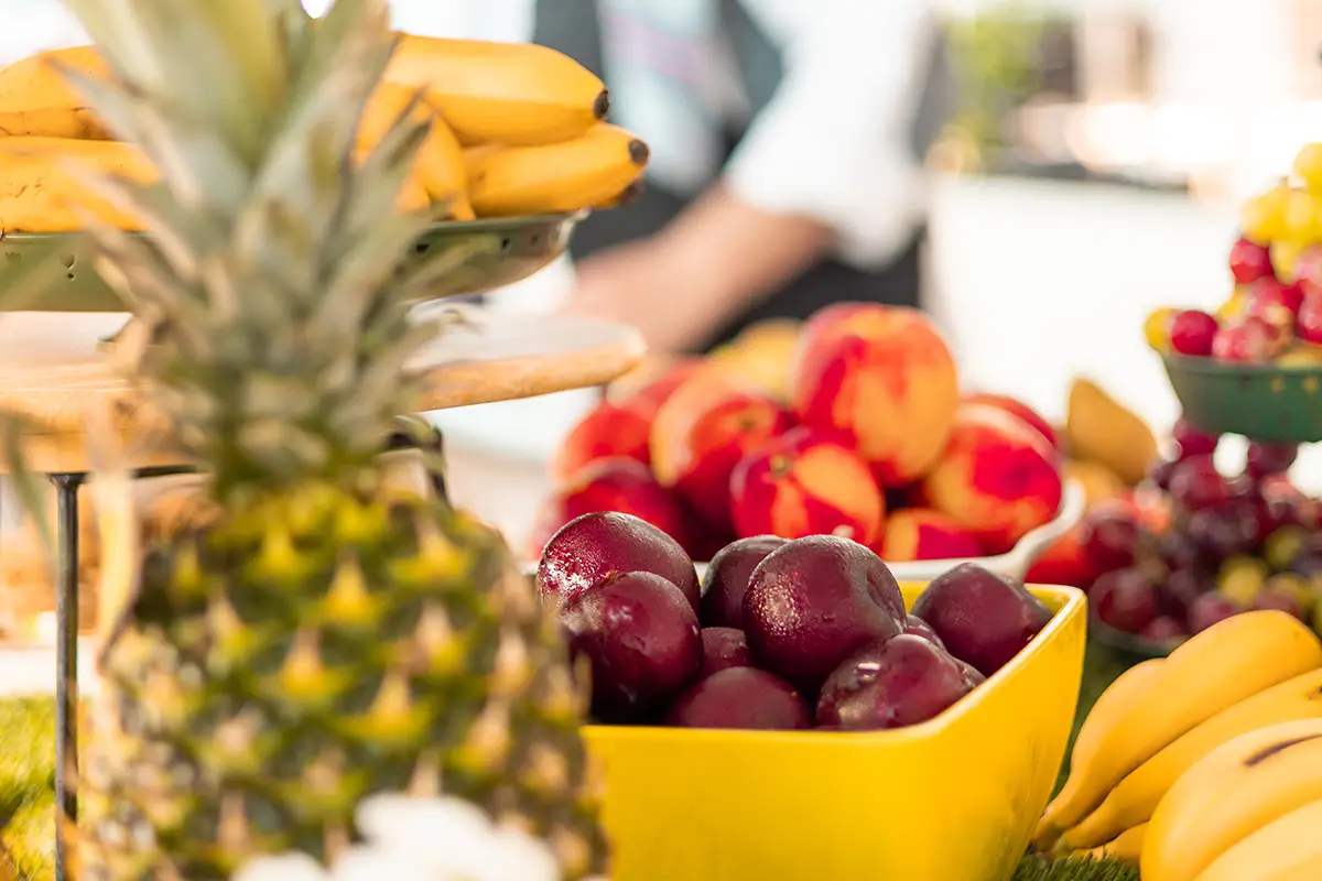 Fruta variada en el buffet del restaurante en Hotel Cala d’Or Playa