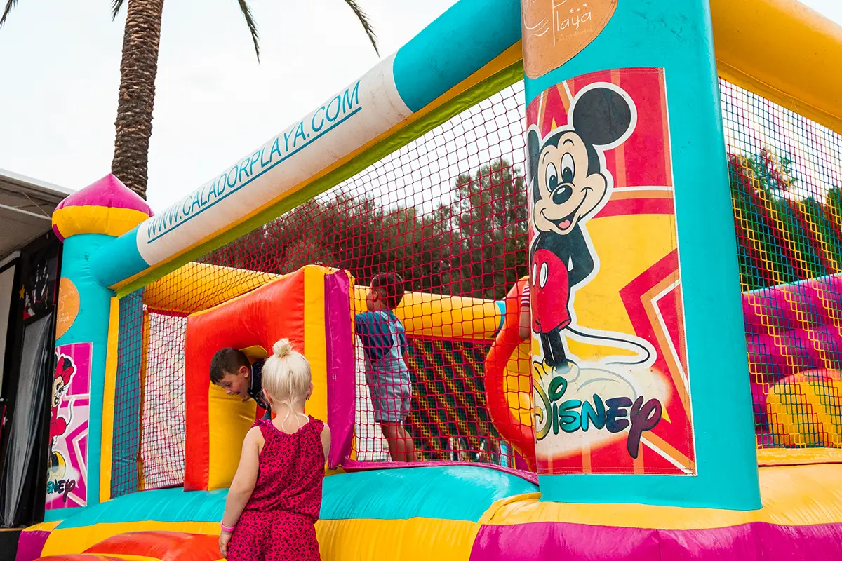 Castillo hinchable para niños en Hotel Cala d’Or Playa