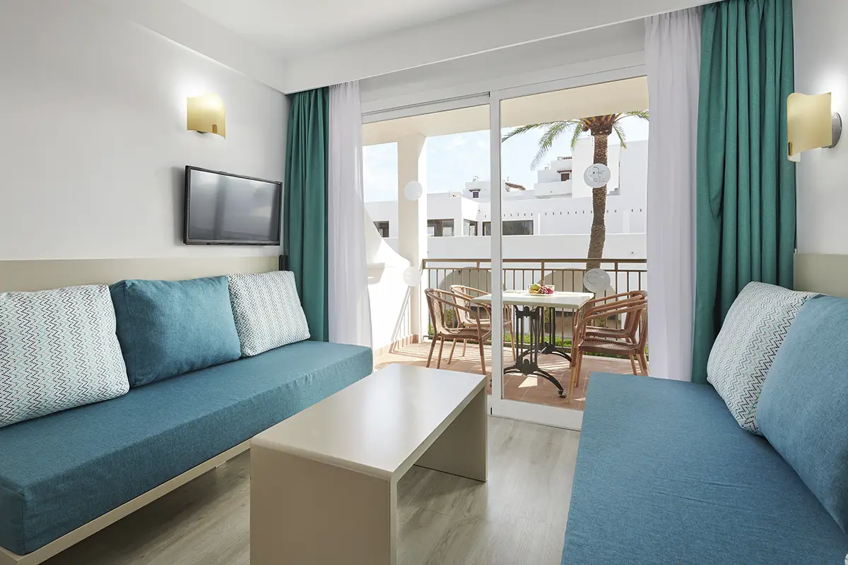 Salón con sofás cama y TV en Hotel Cala d’Or Playa
