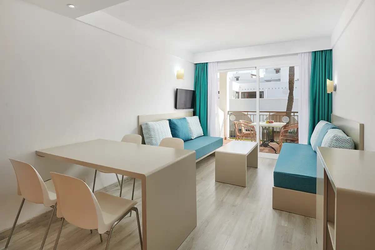 Salón comedor con acceso a terraza en Hotel Cala d’Or Playa