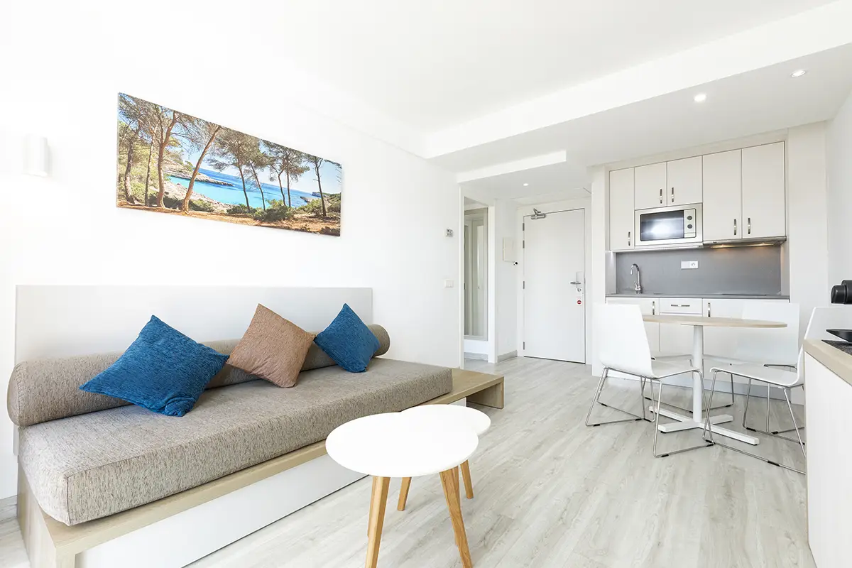 Salón comedor y cocina del apartamento superior en Hotel Cala d’Or Playa