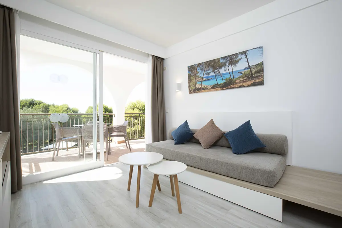 Salón comedor y cocina del apartamento superior en Hotel Cala d’Or Playa