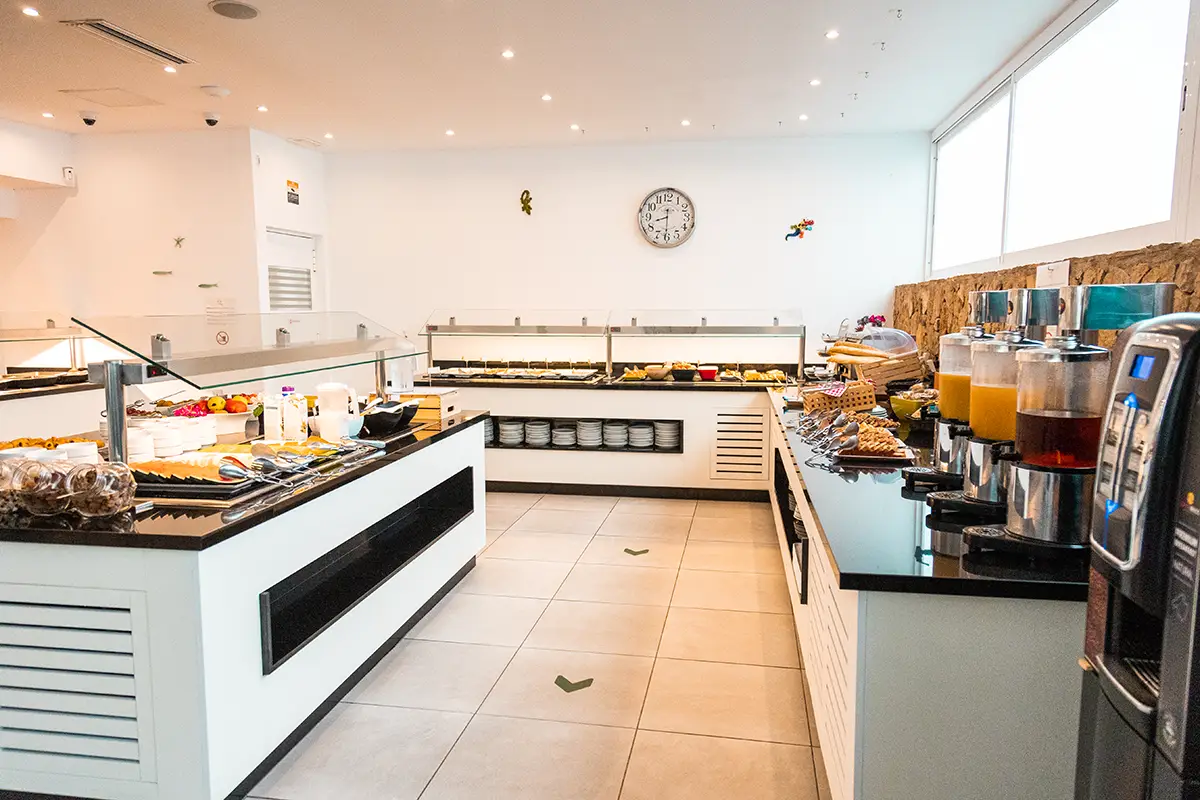 Comptoir du buffet préparé pour le petit déjeuner à l’Hôtel Cala d’Or Playa