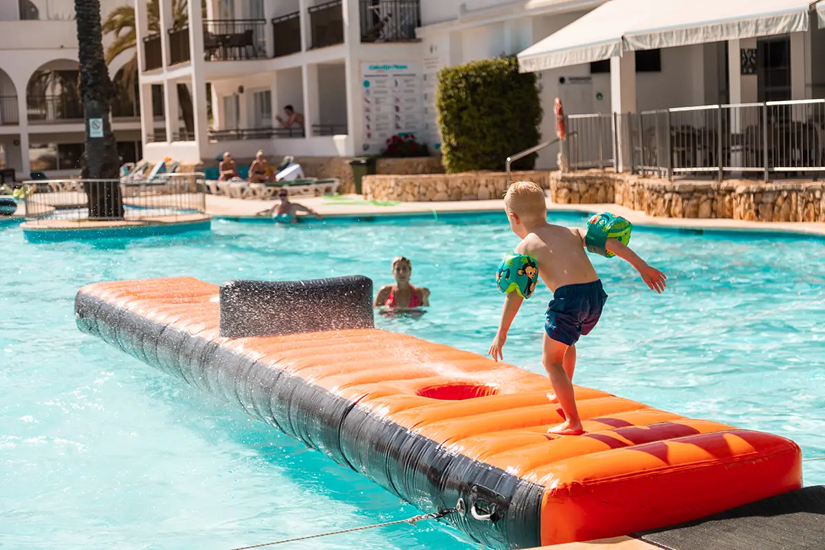 Niño cruzando una pasarela hinchable en Hotel Cala d’Or Playa