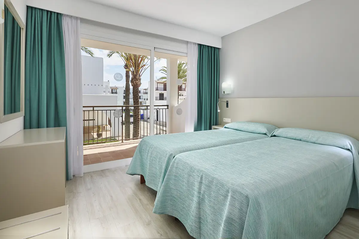 Acceso a la terraza desde el dormitorio en Hotel Cala d’Or Playa