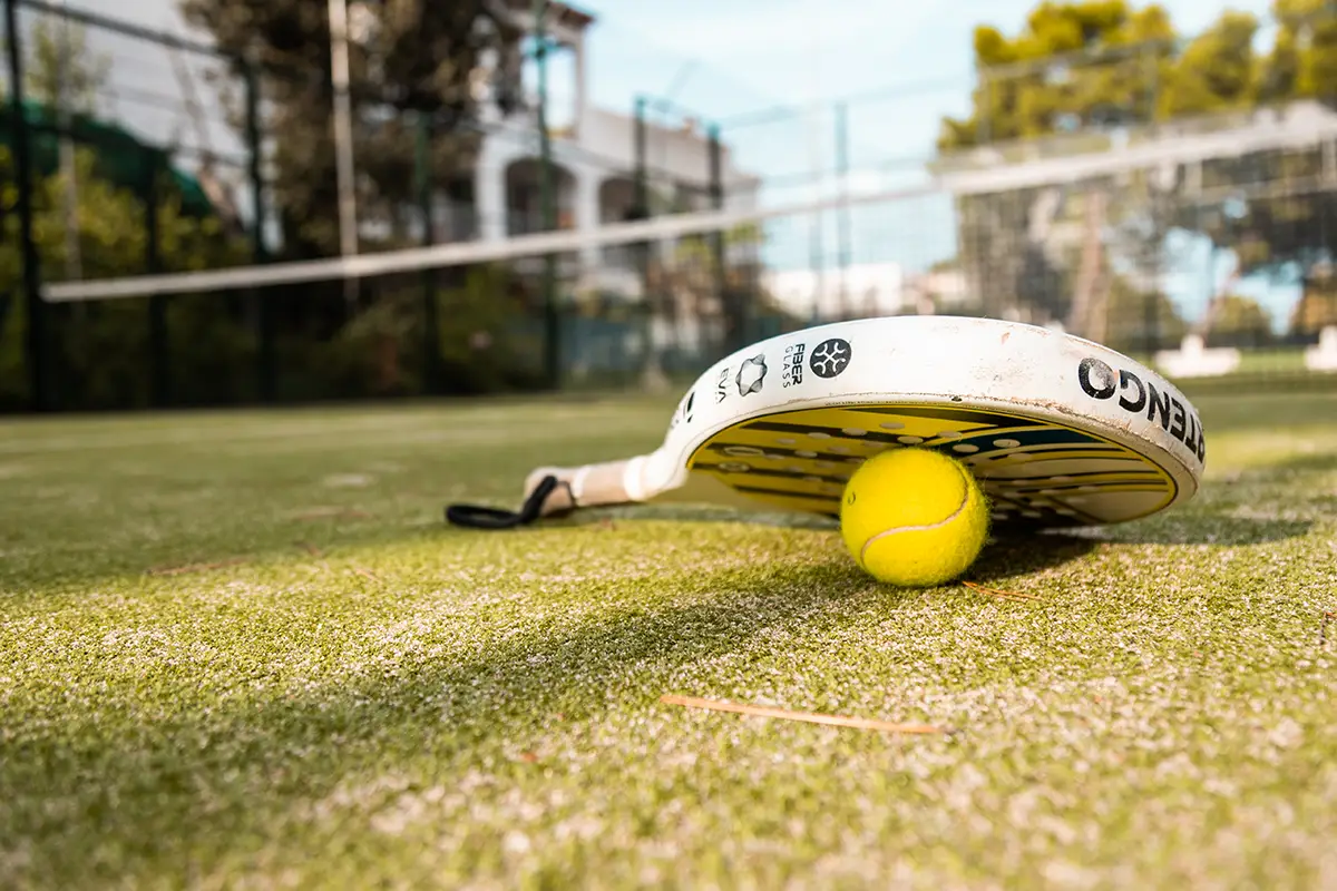 Raqueta y pelota de pádel en Hotel Cala d’Or Playa