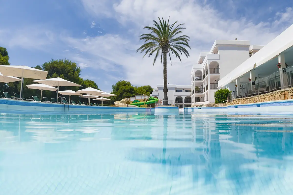 Piscina principal en Hotel Cala d’Or Playa