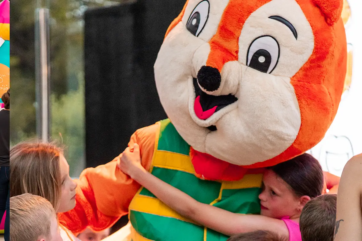 Niños junto a la mascota del miniclub en Hotel Cala d’Or Playa