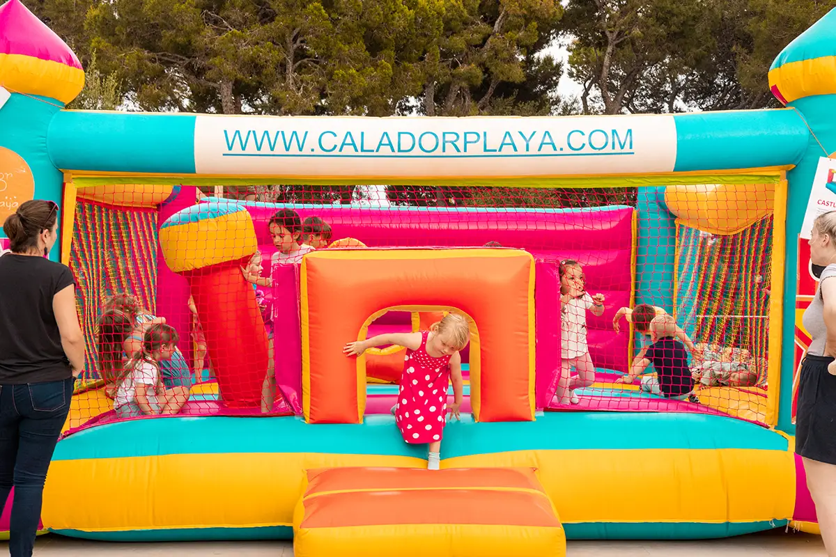 Niños jugando en el castillo hinchable en Hotel Cala d’Or Playa