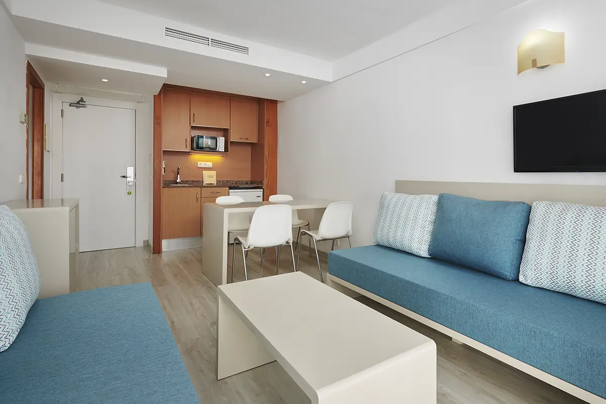 Salón con cocina integrada en Hotel Cala d’Or Playa