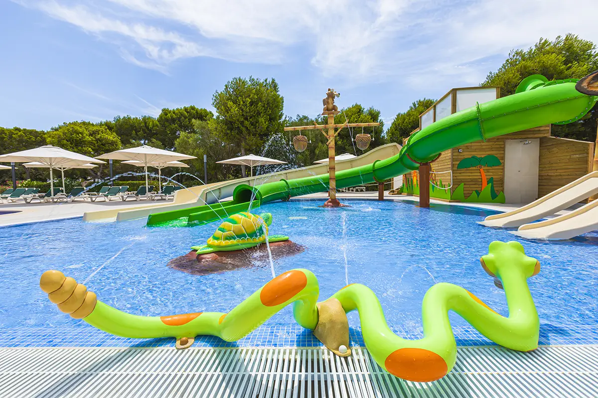 Parque acuático en la piscina infantil en Hotel Cala d’Or Playa