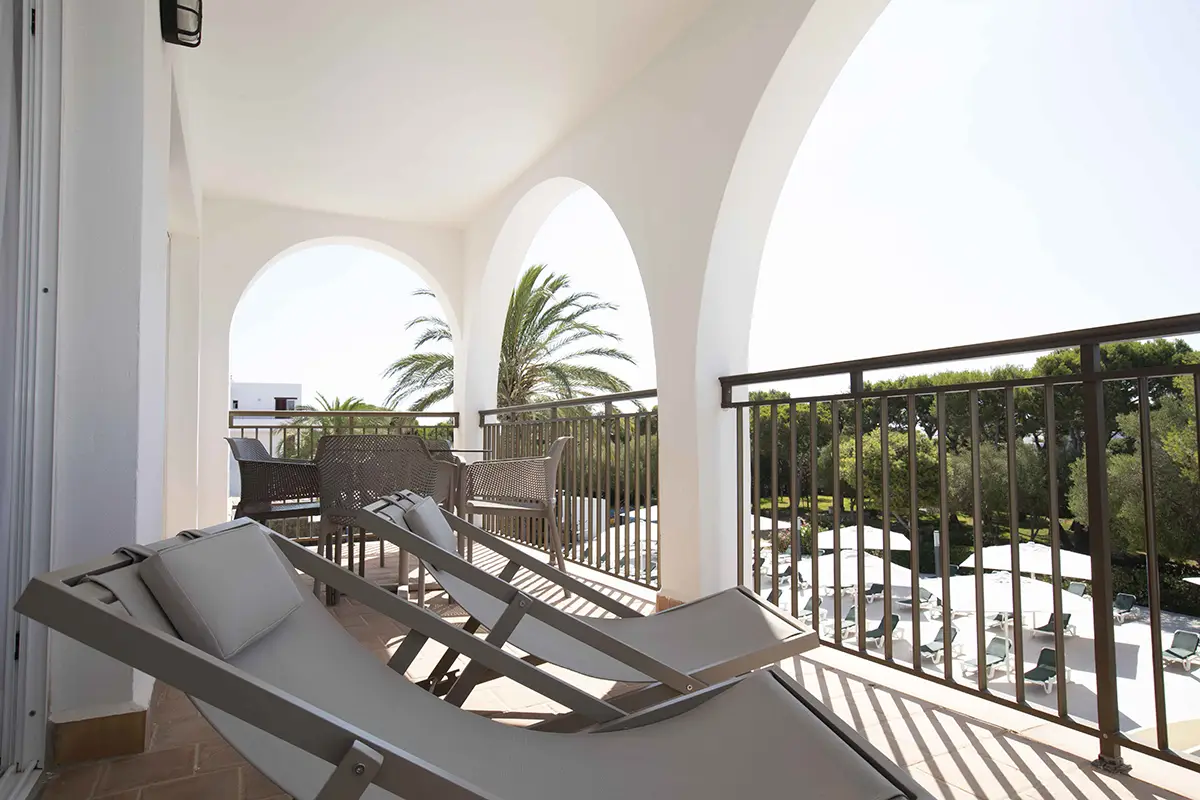 Cómodas hamacas en la terraza del apartamento en Hotel Cala d’Or Playa