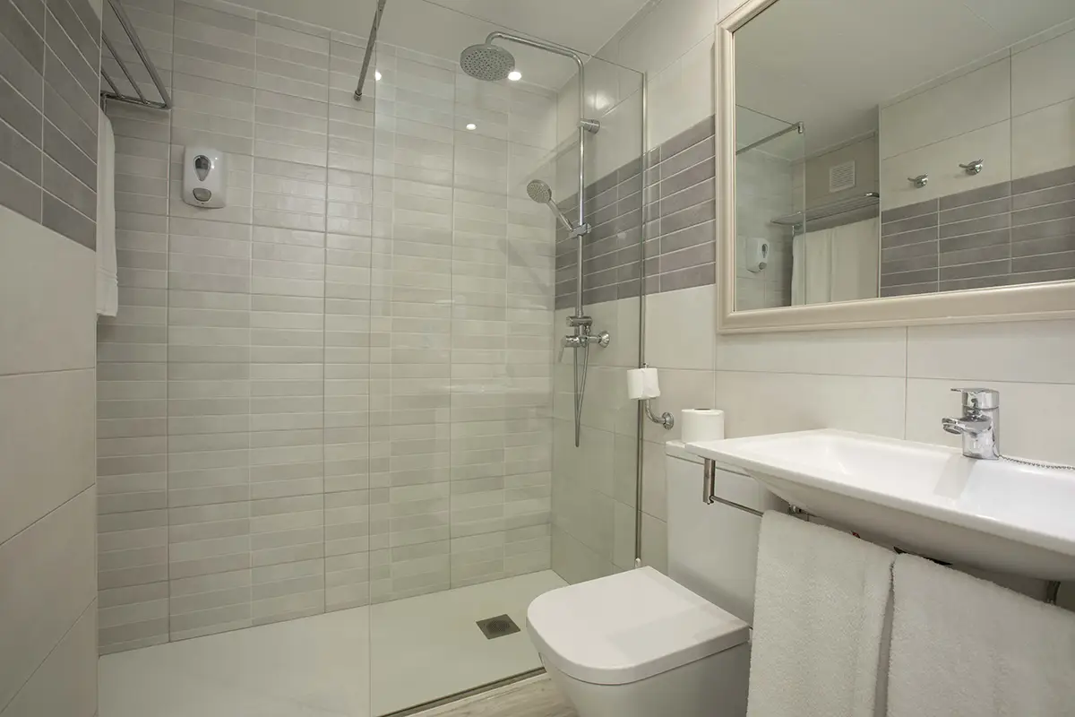 Cuarto de baño con ducha en Hotel Cala d’Or Playa