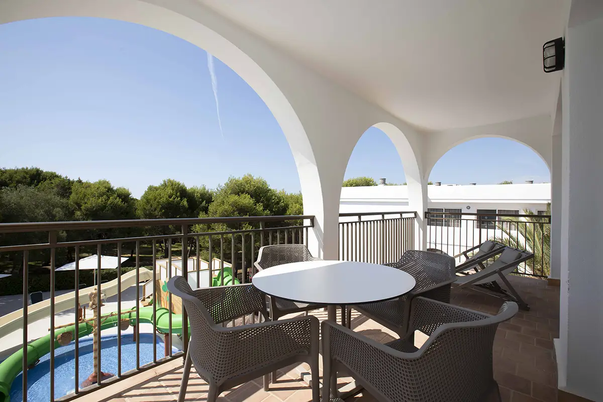 Terraza con vistas a la piscina en Hotel Cala d’Or Playa