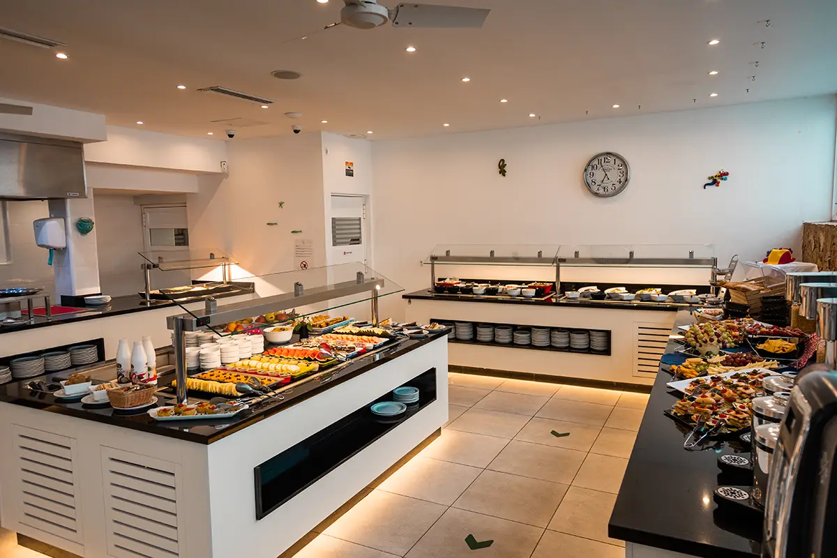 Buffet del restaurante en Hotel Cala d’Or Playa