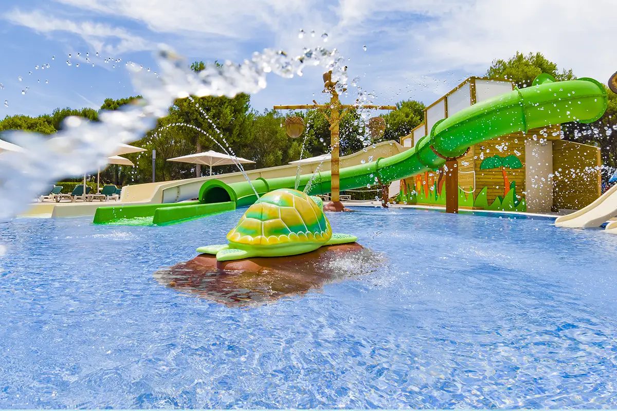 Fuente de chorros de agua en la piscina infantil en Hotel Cala d’Or Playa