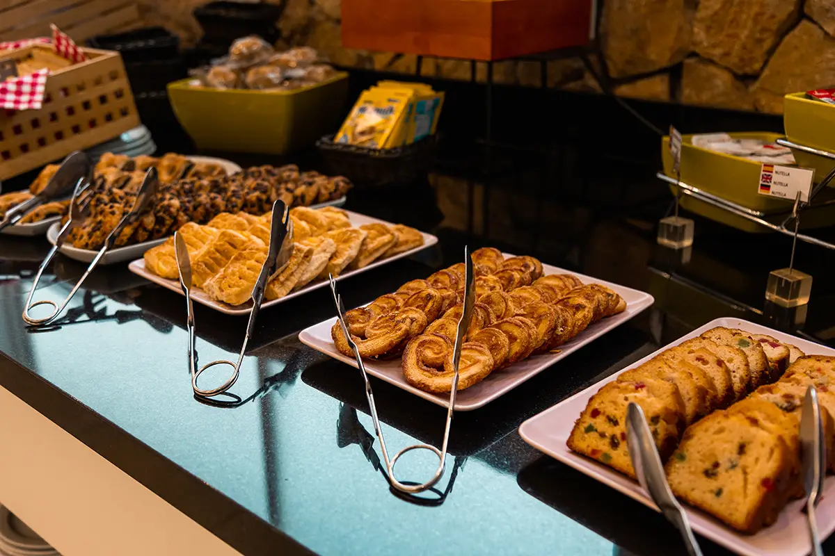 Variedad de pastas para desayuno en el buffet del restaurante en Hotel Cala d’Or Playa