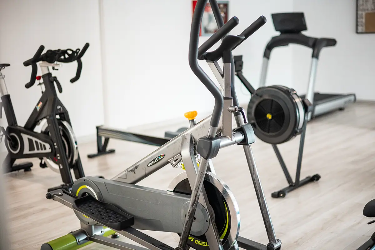 Bicicletas estáticas en el gimnasio en Hotel Cala d’Or Playa
