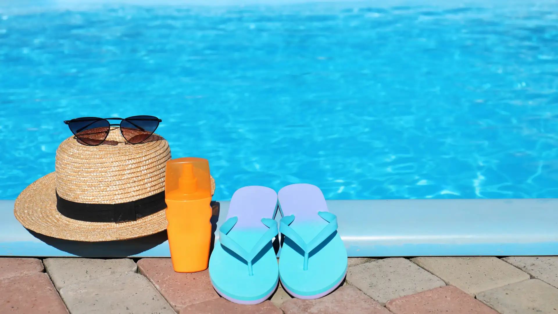 sombrero y gafas de sol en la piscina